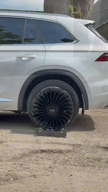 Geely Monjaro на примерке дисков в 20-ом диаметре