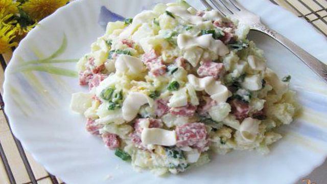 Салат с копченой колбасой