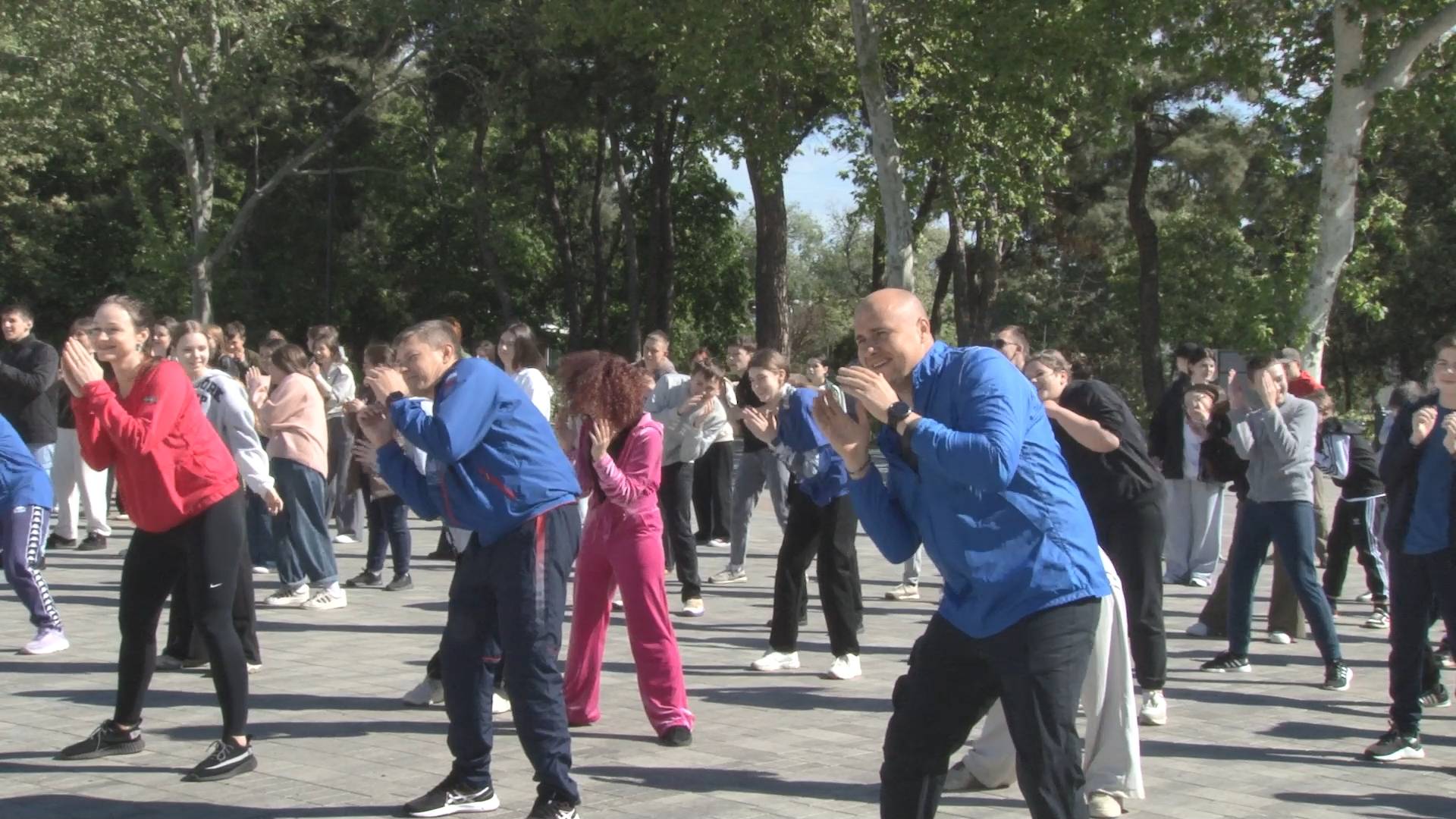 На Театральной площади прошла уже традиционная утренняя зарядка