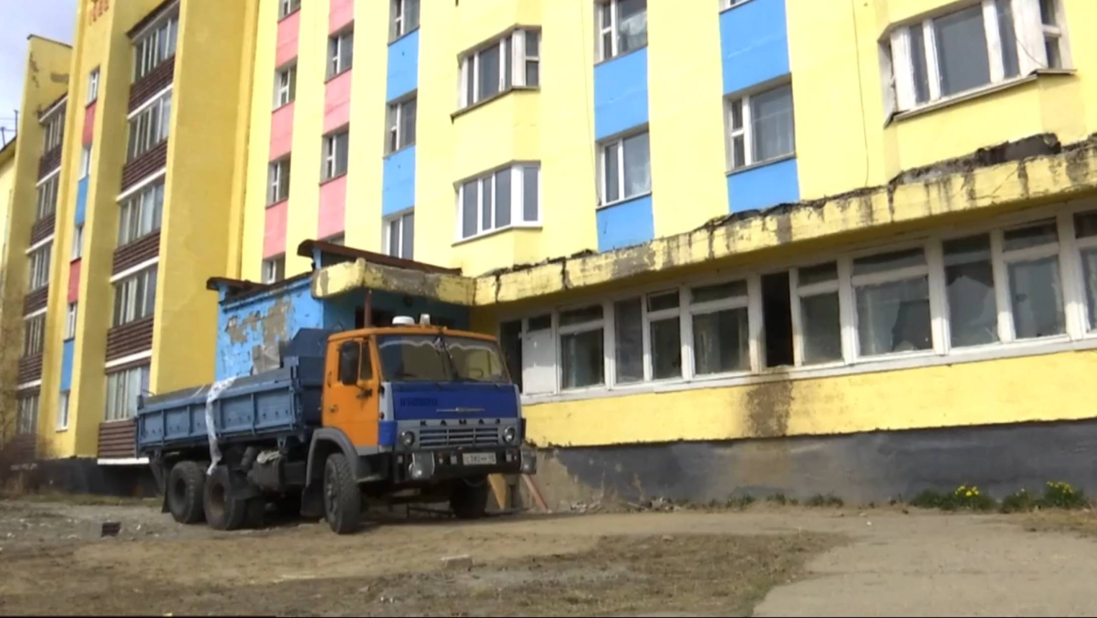 В поселке Хасын приступили к капремонту фельдшерского здравпункта