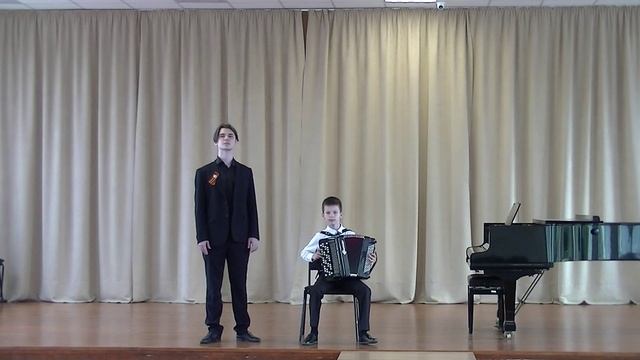 Минин Матвей (баян). Мякинников Алексей (вокал)