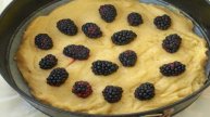 Пирог на сметане с ежевикой