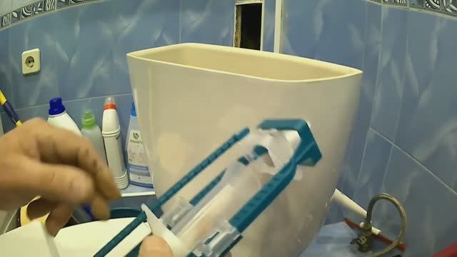 Установка арматуры сливного бачка и настройка слива унитаза.