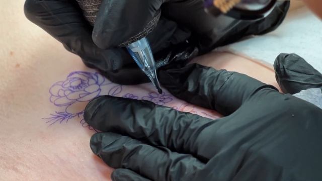Маленькая тату на ключице для девушки - цветы. Красива?