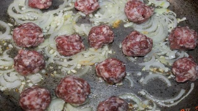 Спагетти с фрикадельками и спаржевой фасолью в соевом соусе