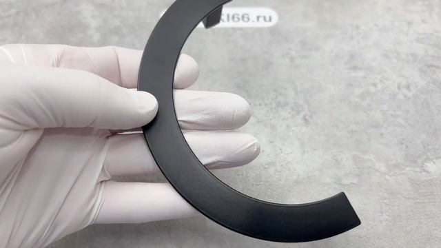 Чёрная мебельная ручка-скоба 128 мм полукруг. Материал: сталь.