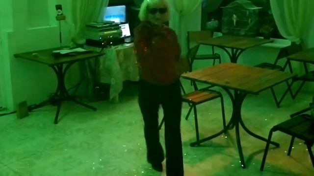 Девочка Рая в баре