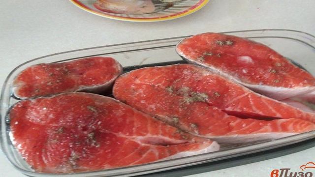 Стейк из форели, запеченный с овощами