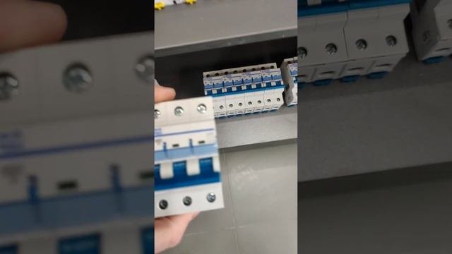 Скільки коштує шафа захисту АС DC для трифазних інверт?