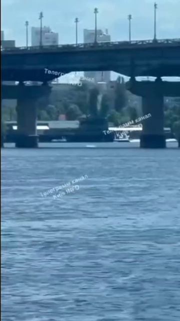 С моста Патона в Киеве сыпятся камни в воду, когда проезжает что-то тяжелее легкового автомобиля