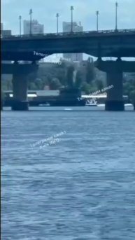 С моста Патона в Киеве сыпятся камни в воду, когда проезжает что-то тяжелее легковушки. Мост устал🤣