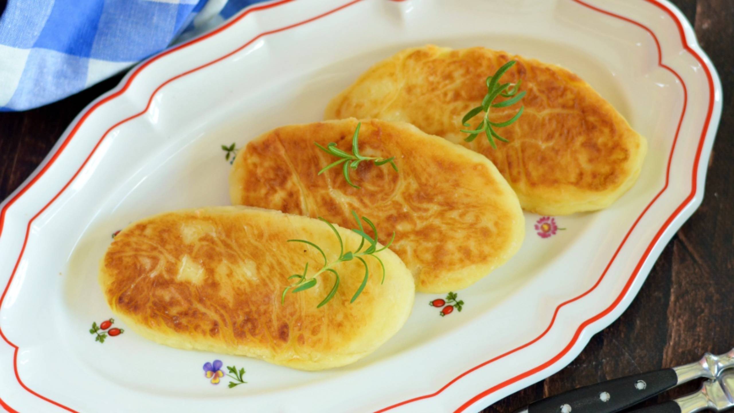 Зразы картофельные с ветчиной и сыром на сковороде
