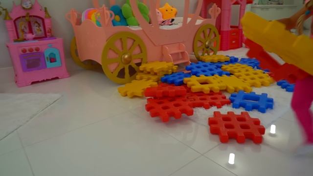 Диана и Рома Диана притворяется, что играет со строительным блоком