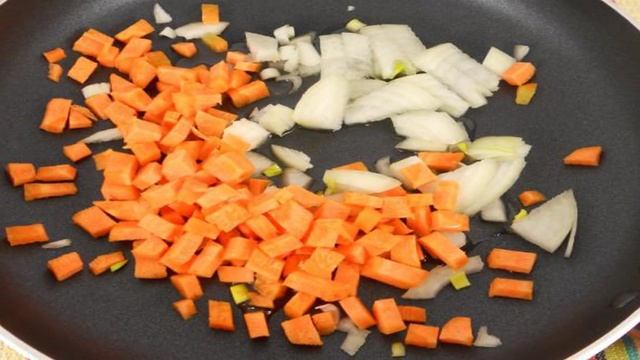 Картофельный суп с колбасой