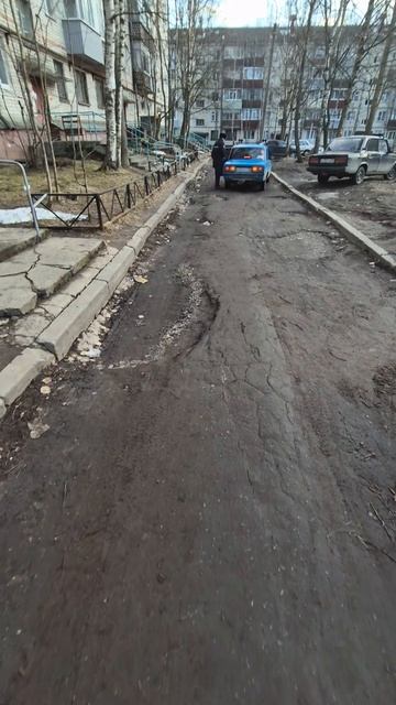 Двор в Новодвинске который очень требует ремонта