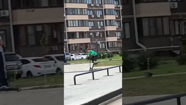 учимся профессионально кататься на самокате с Юрием Мульт