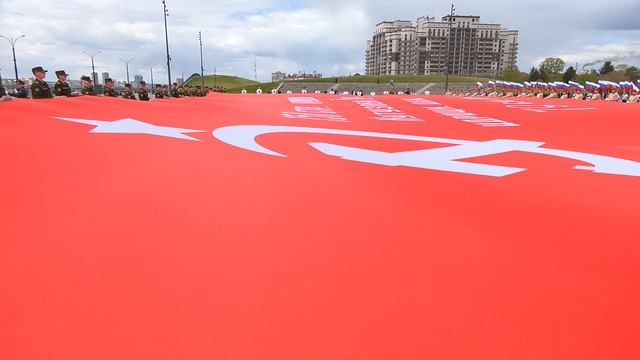 В Благовещенске развернули огромную копию Знамени Победы