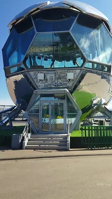Впечатляющая сфера около Газпром Арены
