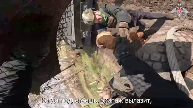 Военнослужащие ремонтно-эвакуационного подразделения эвакуируют боевую технику с передовой