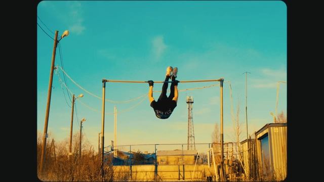 Предновогодняя тренировка: турник, брусья и скакалка |