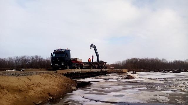 Демонтаж моста через реку