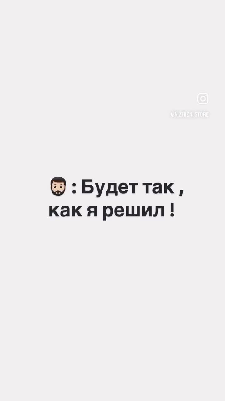 Маленькая девочка закатывает глаза, дует губы 👧