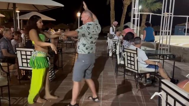 Танец живота в исполнении мужчины 😂