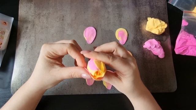 Лепим букет из зефирной глины. Роза-толстушка мраморн?