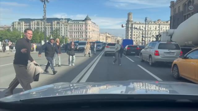 🦆На Тверской прохожие помогают утке с утятами перейти дорогу🦆