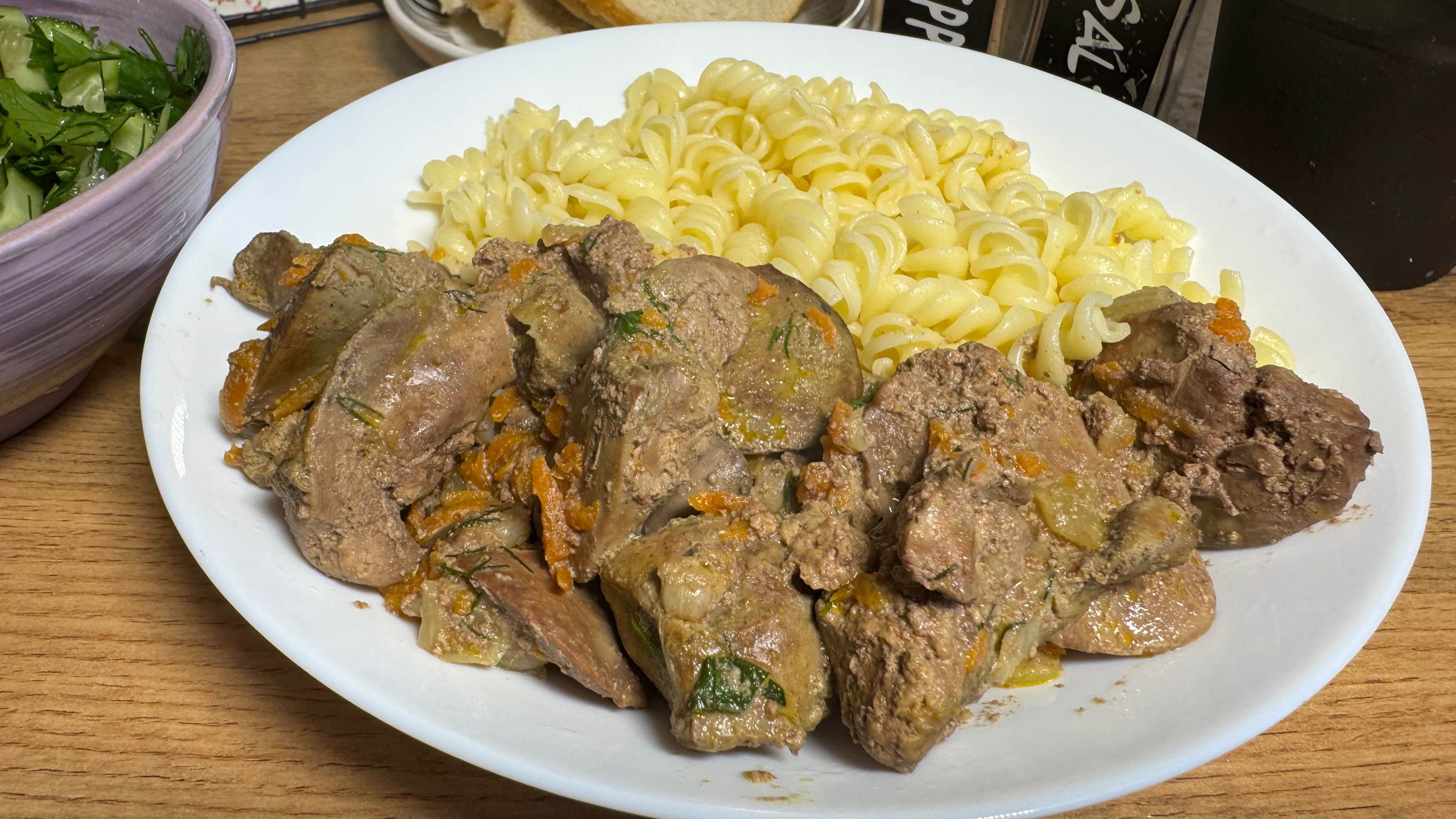 Куриная печень с луком и морковью в Очень вкусной подливке | рецепты просто