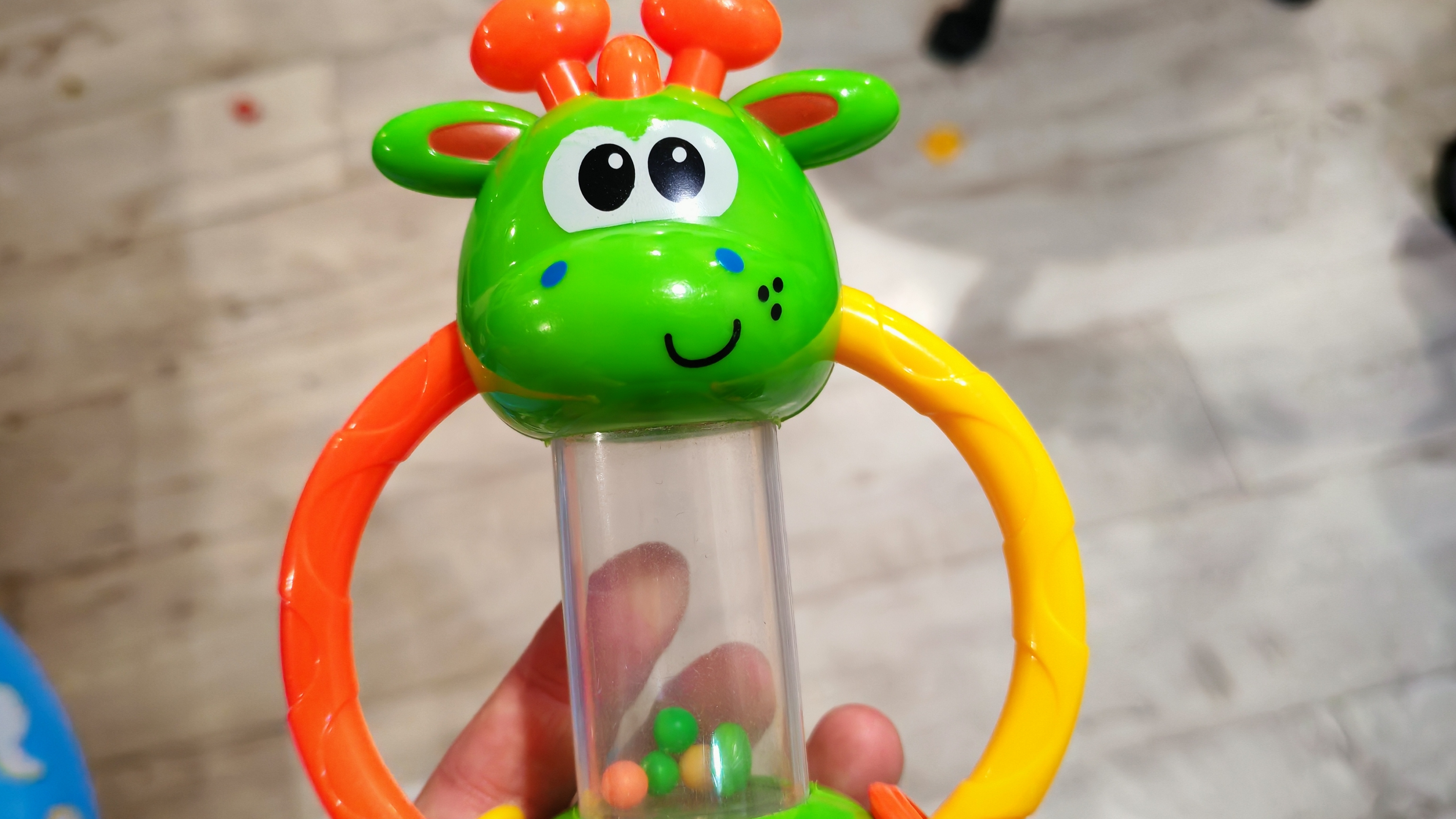 играем в игрушку погремушку жирафика для малышей