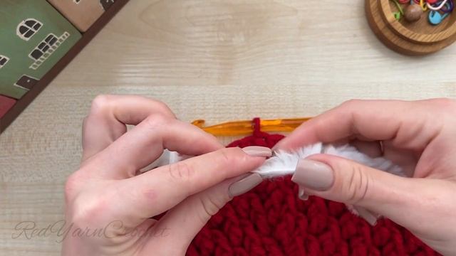 Новогодняя шапка крючком. Шапка деда Мороза. Шапка на ?