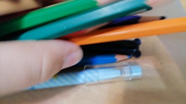 Всем доброе утро. Я снова заполняю свой пенал на вторник до каникул осталось 3 дня 😋