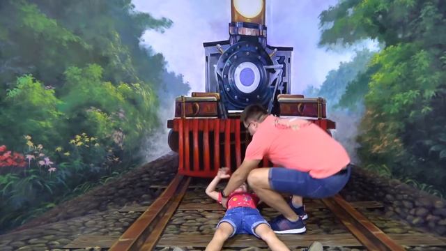 Диана и Рома Диана и Рома весело проводят день в музее селфи 3D World в Дубае