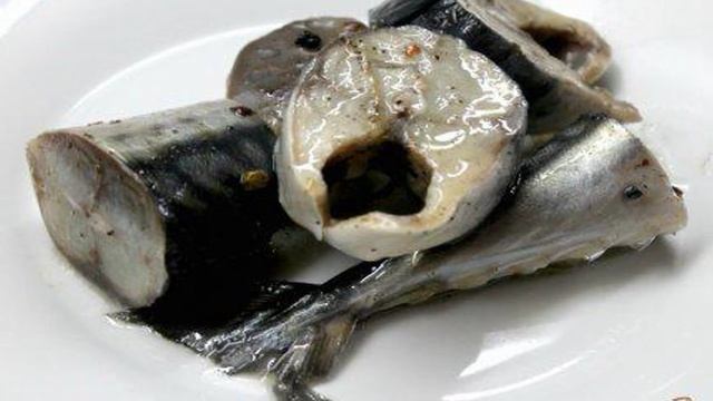 Маринованная скумбрия с добавлением листьев базилика