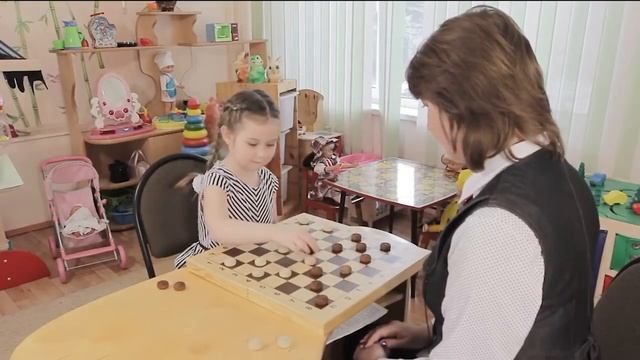 Как Научить Ребёнка Играть в Шашки.