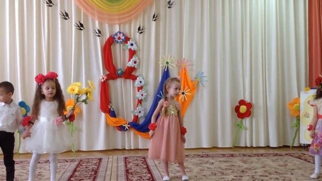 Приколы на утреннике. Девочка отжигает. Чтобы папа добрым был.