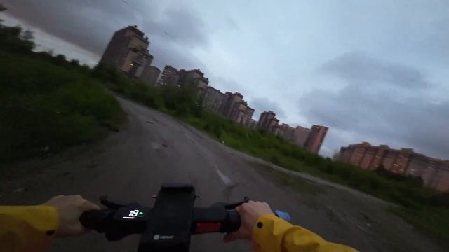 КАТАЮСЬ на самокате от ПЕРВОГО лица после дождя | gopro sco