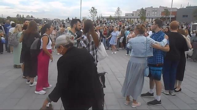 Бал в Летнюю ночь на фестивале цветов в Санкт Петербур
