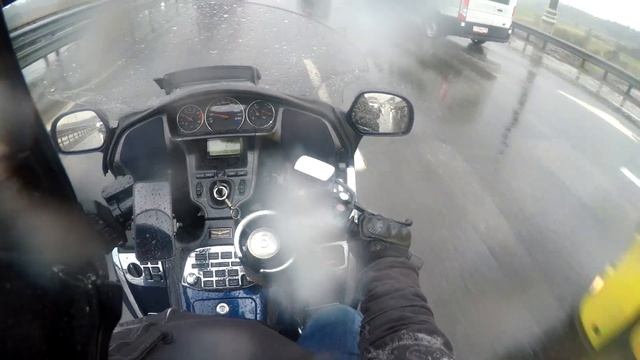 Пробки в дождь на мото.  Пятничное