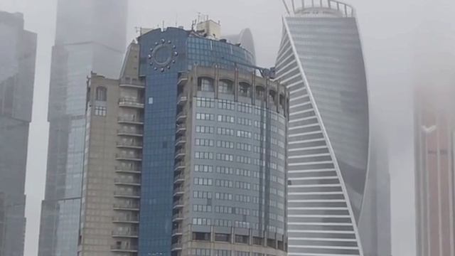 🌧️В Москве дождь и туман🌫️