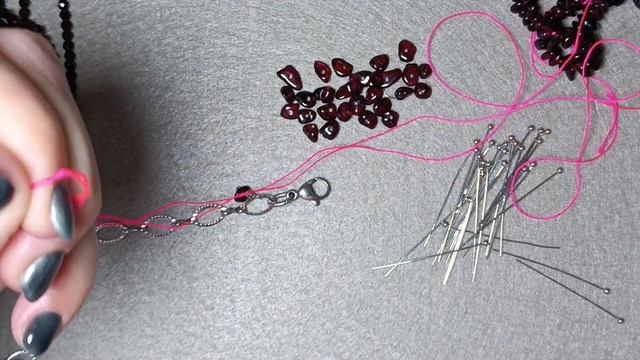 Как сделать браслет на цепочке из галтовки граната. Кр