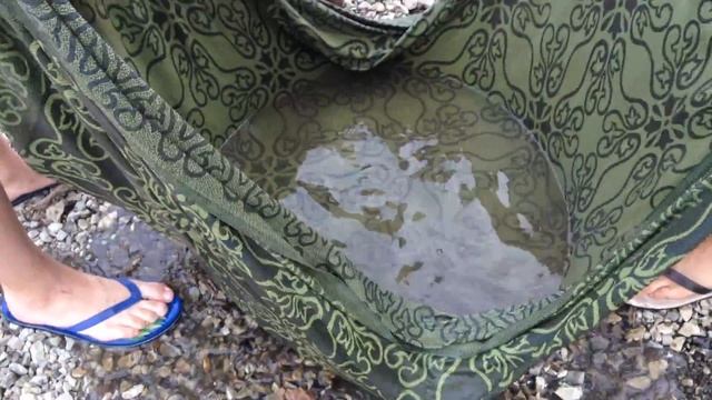 как поймать рыбу при помощи обычного покрывала?