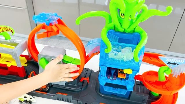 Влад и Никита Влад и Никита играют в автомойку и строят город Hot Wheels