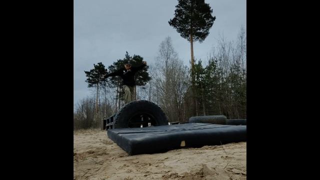 ПАРКУР И КРУТЫЕ САЛЬТО НА САМОДЕЛЬНОМ ПАРКУР ПАРКЕ😱❤️