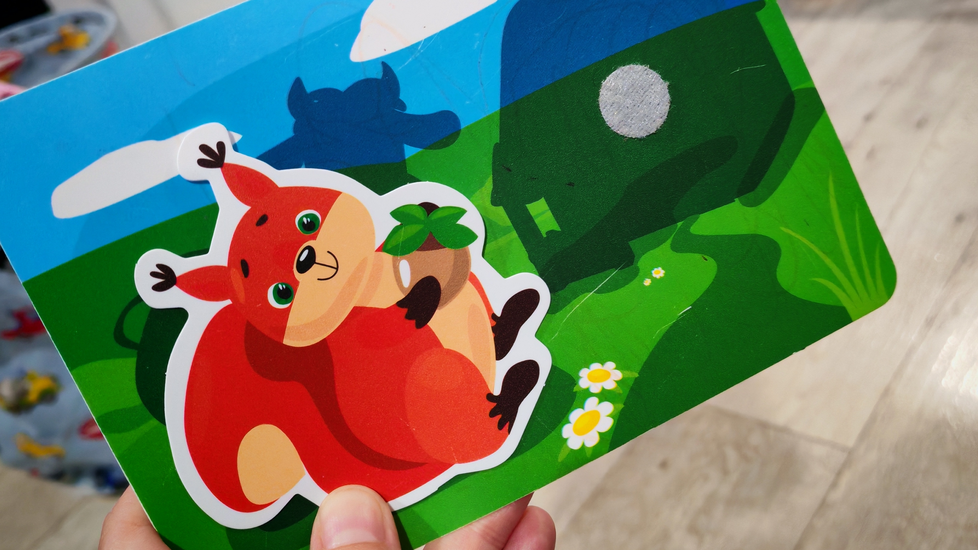 играем в игры на липучках для малышей, белочка на липучке