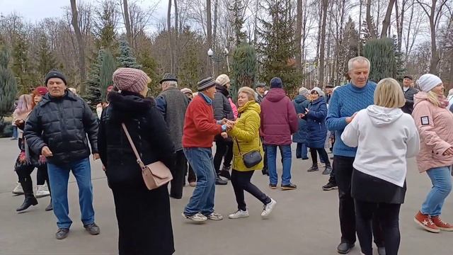 НАМ КРАСНЫЕ РОЗЫ ПРОШЕПЧУТ ЛЮБЛЮ❤️ТАНЦЬІ В ПАРКЕ ГОР