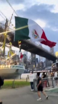 ВМС Мексики, показывают класс судоходства под Бруклинским мостом в Нью-Йорке.
Красиво вошел! 😁