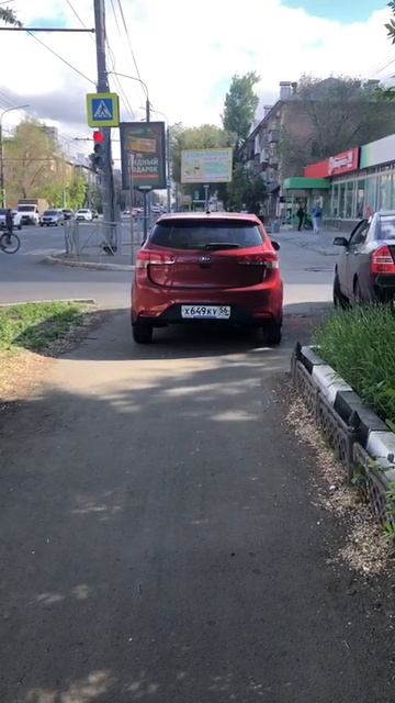 Красавчик, стоит на тротуаре на проспекте Победы. Прошу соответствующие органы обратить на это внима