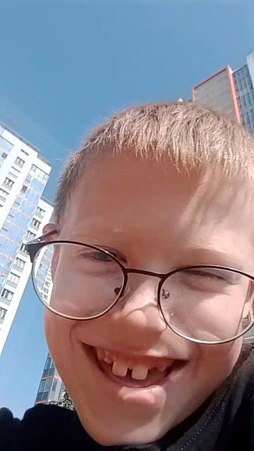 Мы хотим кому-то дать поделку Lego но никто не согласился